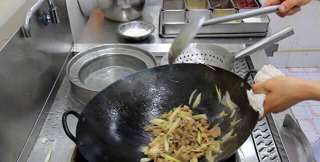 葱爆羊肉，秋季滋补佳品的步骤