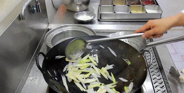 葱爆羊肉，秋季滋补佳品的步骤