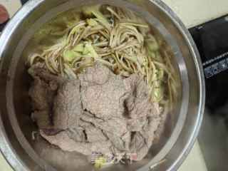 金针菇拌牛肉片的做法：步骤：5