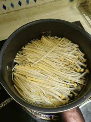 金针菇拌牛肉片的做法：步骤：2