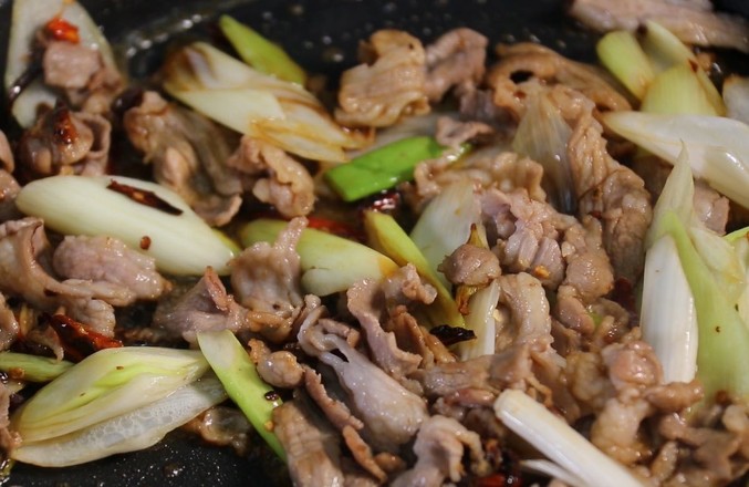葱爆羊肉，秋季滋补佳品的步骤