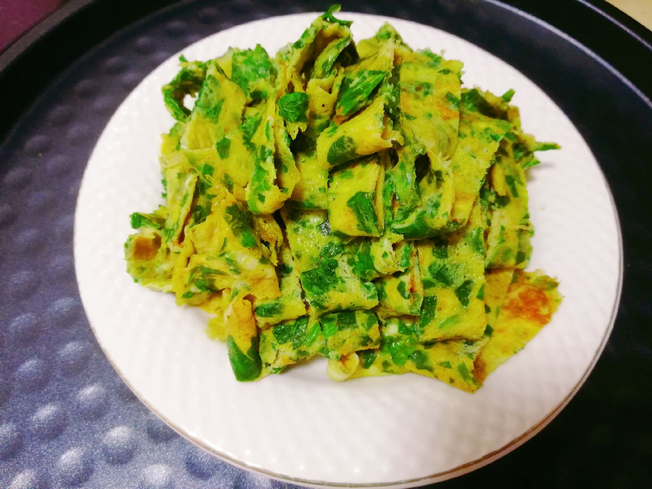 芹菜叶煎蛋成品图