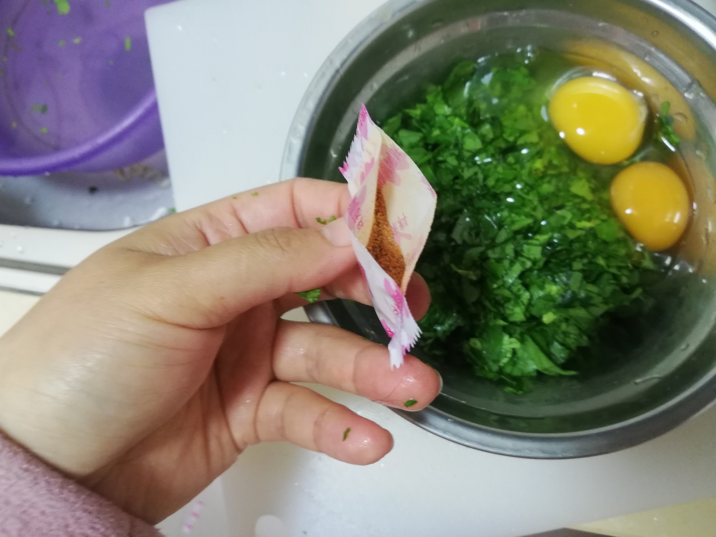 芹菜叶煎蛋的步骤