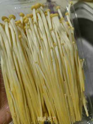 金针菇拌牛肉片的做法：步骤：1