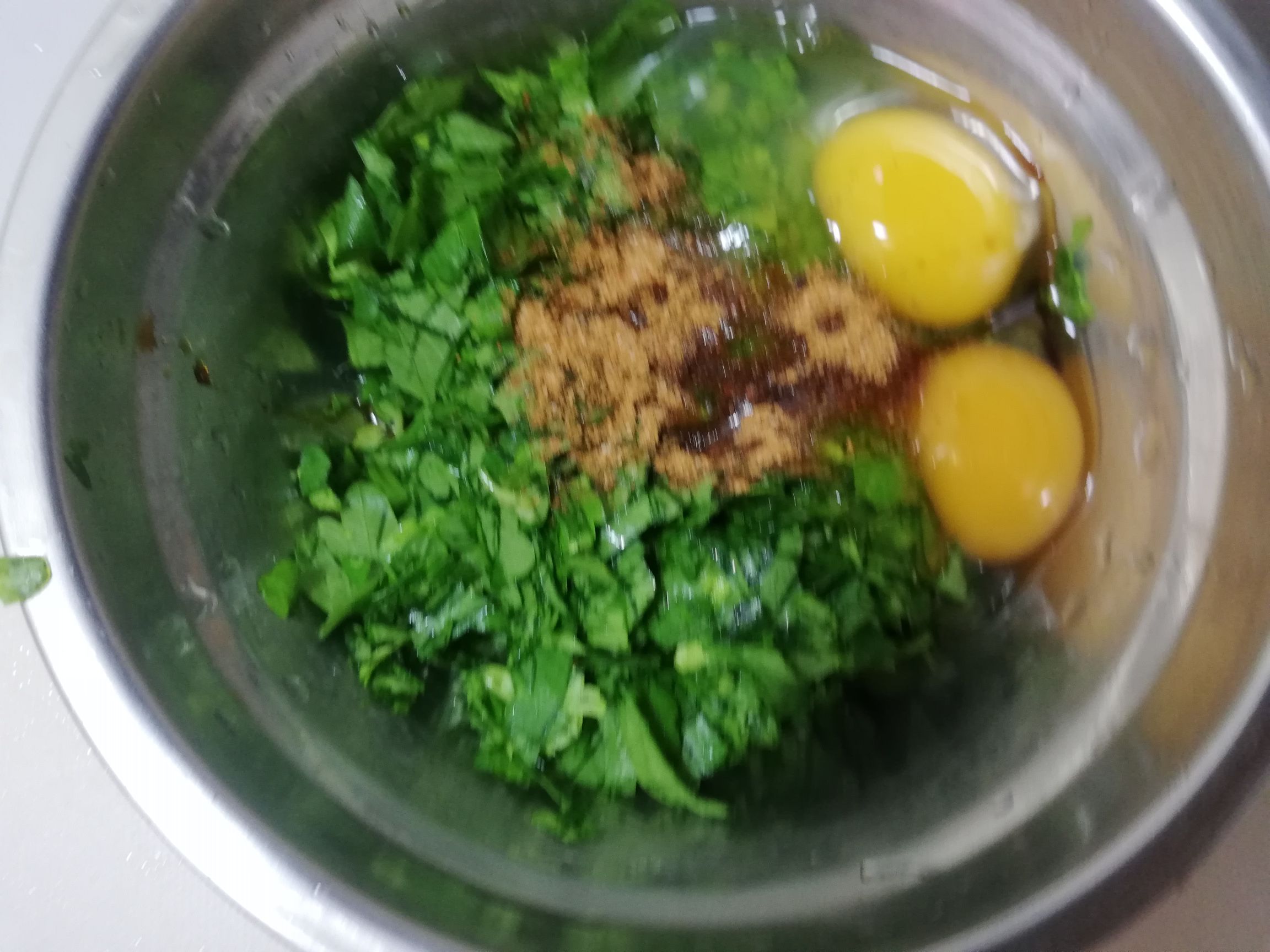 芹菜叶煎蛋的步骤
