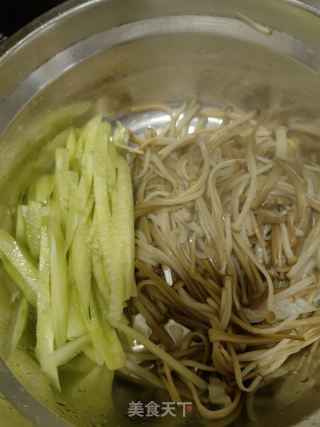 金针菇拌牛肉片的做法：步骤：3
