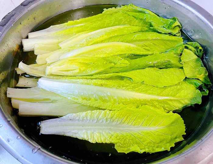肉参牡蛎煎蛋青菜面的步骤