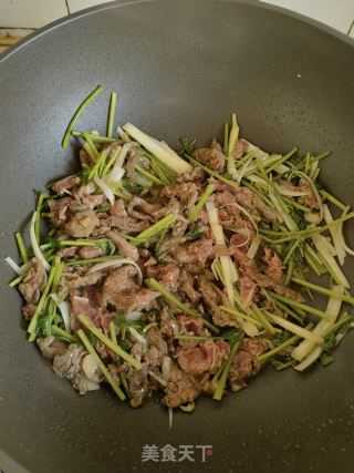 香菜炒肉丝的做法：步骤：6