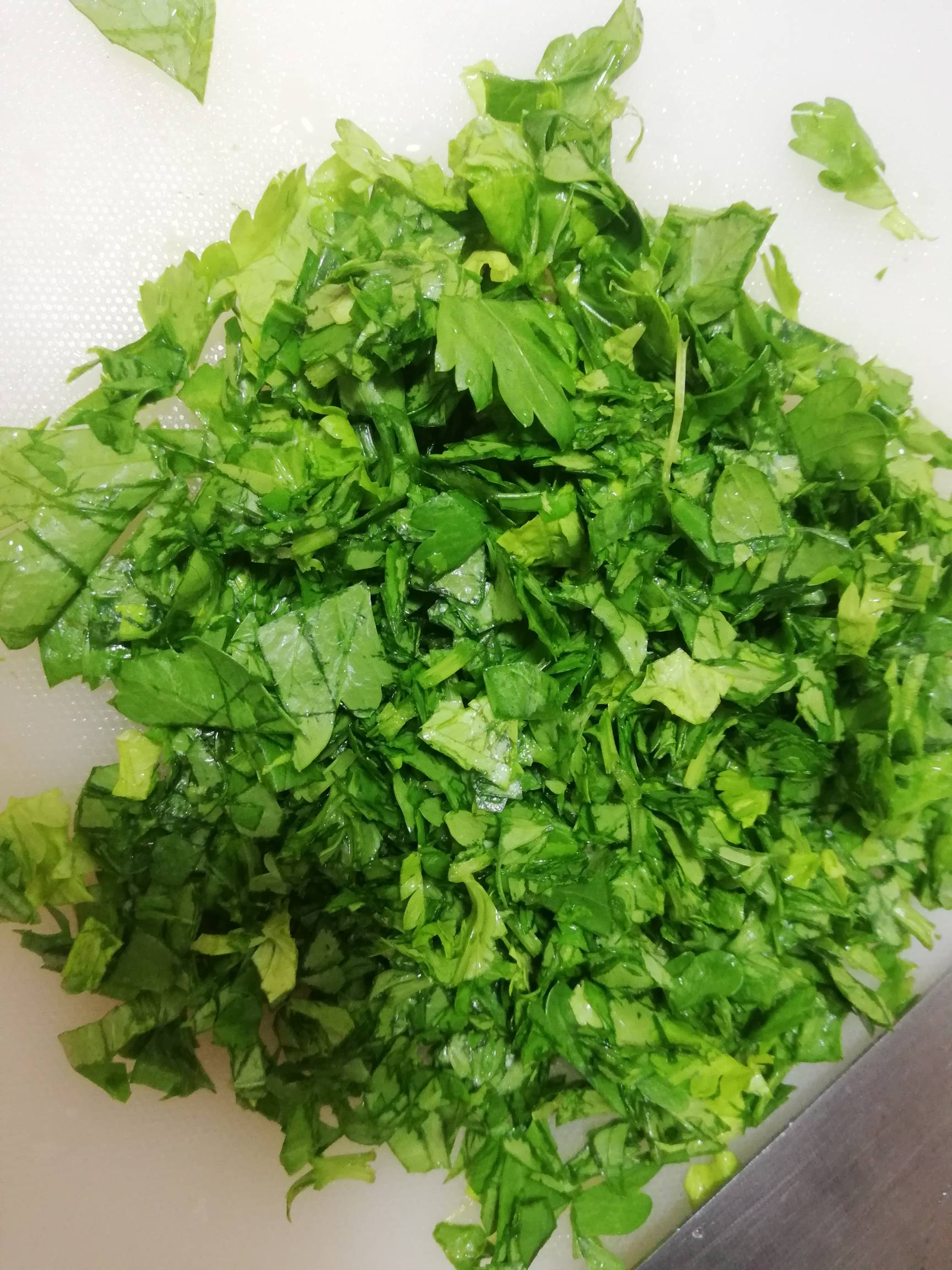 芹菜叶煎蛋的步骤